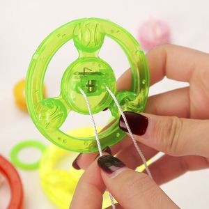 拉线闪光拉哨飞轮拉环发光陀螺手拉飞碟儿童拉响飞碟夜市地摊玩具