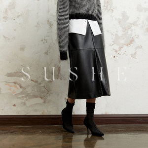 束皙/SUSHE 至简美学特种藕节装饰分割线开衩黑色半身皮裙女冬季