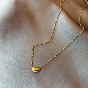 2022年正品周大福焕美小蚕豆项链女锁骨链小金豆闺蜜饰品学生简约