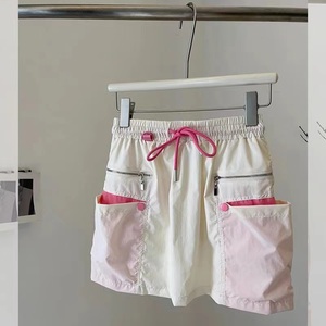 今年流行的炸街设计师款工装女夏季甜美风尼龙粉色口袋短裙裙裤女