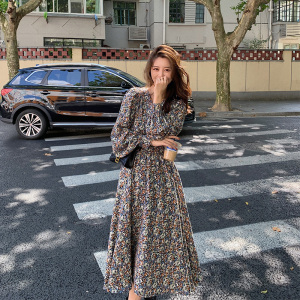 轻奢名媛大衣内搭气质过膝长裙女新款茶歇法式小众长款碎花连衣裙