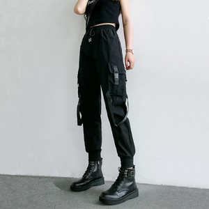 工装裤马丁靴搭配女