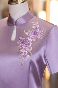 2024刺绣紫色高端喜婆婆婚宴装显瘦旗袍醋酸新款婚礼妈妈礼服修身