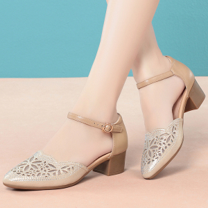 包头凉鞋女夏季新款一字扣带镂空网鞋中跟妈妈鞋粗跟软底中年女鞋