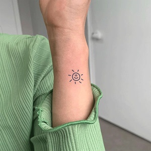gattoo【笑脸太阳】清新创意线条手腕防水不反光高级 方块纹身贴