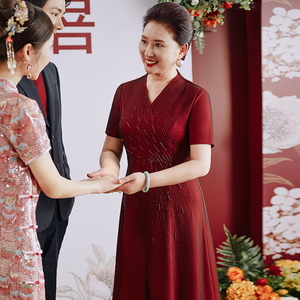 中年妈妈婚礼礼服大码遮肚子夏季红色旗袍高贵喜婆婆婚宴装连衣裙