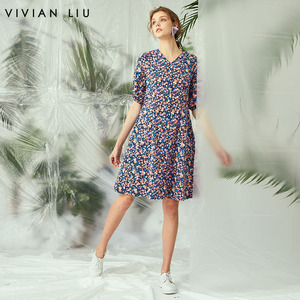 d2224101 2022春女装新款v领小碎花收腰五分袖连衣裙红英企业折扣店