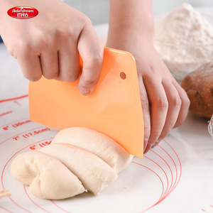 百钻塑料刮板切面刀 面团切刀刮面板大小号 厨房家用烘焙面点工具