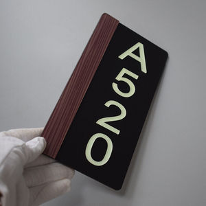 酒店宾馆荧光门牌号定制包厢会所亚克力荧光自发光房间竖款标识