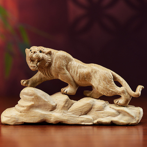 桃木老虎摆件木雕虎十二生肖属虎实木上山虎原木雕刻家居饰品摆件