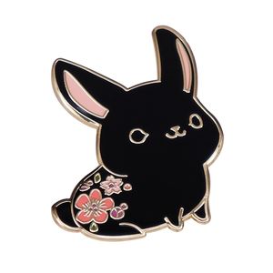 可爱黑色兔子胸针粉色花朵与黑兔混搭徽章有趣的衣服背包装饰