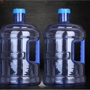 矿泉水简约纯净带盖水桶桶装手提水罐室内塑料桶简易加厚型大瓶。