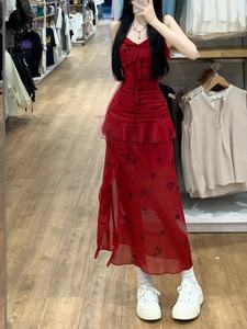 法式复古暗红色印花吊带连衣裙女夏季2024新款纯欲风绝美气质长裙