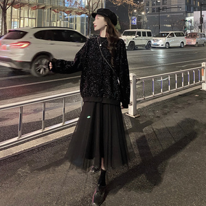 黑色纱裙冬季搭配外套图片