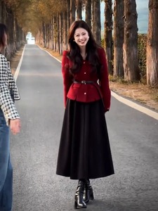 秋冬季2023年新款女装今年流行漂亮小香风红色毛呢连衣裙两件套装