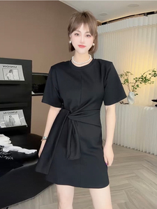 韩版系带收腰垫肩连衣裙女时尚设计感气质显瘦圆领短袖小黑裙短裙