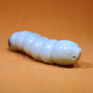 新疆和田玉鸡骨白籽料苏工手工雕刻蚕宝宝挂件吊坠腰挂包挂盘玩件