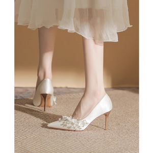 白色高跟鞋女细跟秀禾婚纱两穿2024年新款缎面花朵婚鞋尖头单鞋