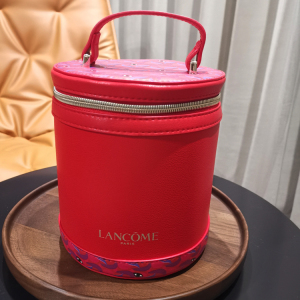 除偏远包邮兰蔻虎年新年限定红色圆筒化妆包pu印花手拎收纳水桶包