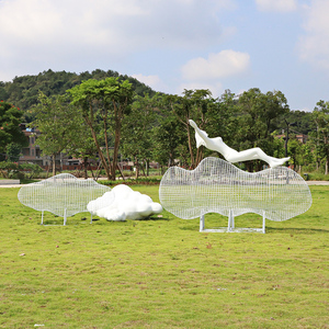 户外金属不锈钢镂空云朵雕塑玻璃钢人物摆件售楼部园林景观艺术品