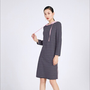 k&ch/纤牌女装2020春秋季新款彩条纹连帽卫衣连衣裙c201s108g1