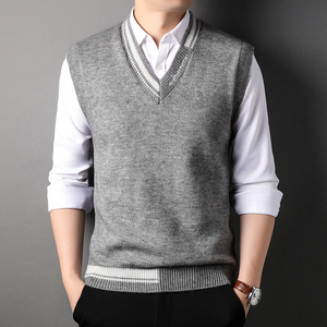 配马甲的打底衬衫男