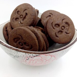 真巧笑脸夹心饼干55g草莓味牛奶巧克力味鬼脸嘟