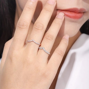 18k玫瑰金小排钻戒v型戒指女莫桑石组合叠戴食指尾戒细搭配排戒