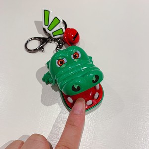 抖音网红钥匙扣创意卡通可爱迷你咬手鳄鱼夹手玩具挂件小礼品