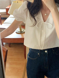 韩版复古宽松泡泡袖V领衬衫女短款设计感时尚减龄显瘦洋气小衫夏