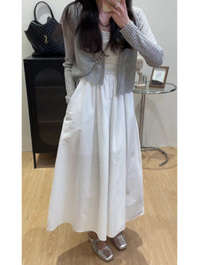 白色吊带连衣裙2024年新款法式茶歇褶皱收腰显瘦气质长裙子女夏季