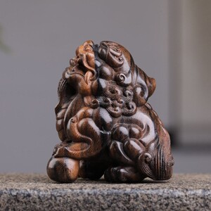 新沉香黑柿木实木雕刻踩球木质摆件麒麟皮休貔貅家居红木礼品