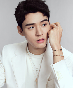 小众设计感龚俊同款皇冠钥匙项链女毛衣链鸢尾花吊坠锁骨链18k金