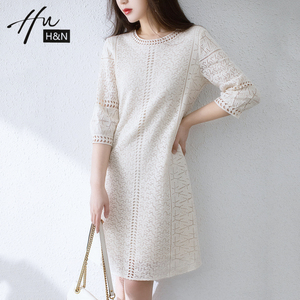 2024新款镂空蕾丝连衣裙子高端法式小众设计感气质显瘦七分袖夏装
