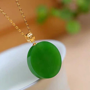 s925银镶嵌天然和田碧玉圆牌吊坠冰底菠菜绿平安无事牌项链锁骨链