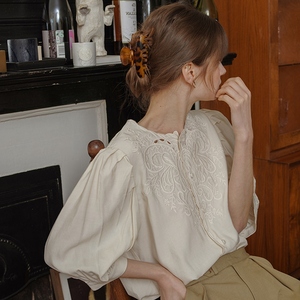 法式复古刺绣衬衫女夏薄设计感小众短袖女衬衣灯笼袖半袖上衣t恤