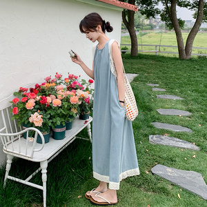 蓝色无袖连衣裙女夏季2024新款法式宽松设计感蕾丝拼接长款背心裙