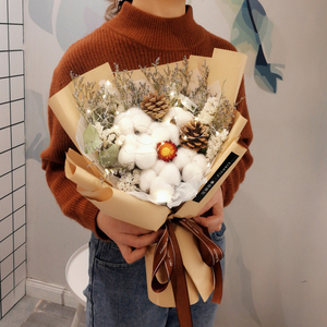 大束干花花束毕业拍照