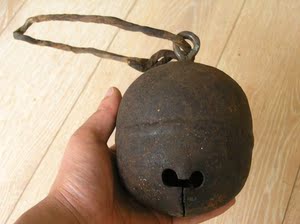 时堂马帮遗旧-早期马帮牛皮系特大号铁制铃铛 古玩古董