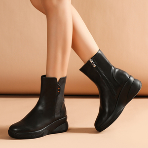 真皮黑色靴子女秋冬厚底坡跟中老年防滑软底舒适轻但妈妈鞋单皮靴