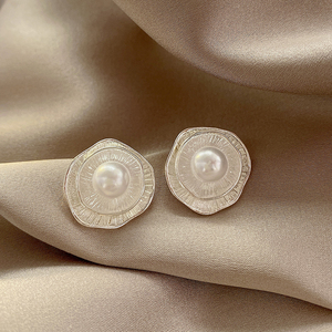 白色贝壳珍珠独特耳钉气质小众高级感百搭耳环女2023年新款潮耳饰