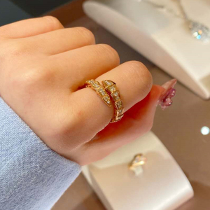 代购bvlgari/宝格丽蛇头戒指 18k白金 满钻 窄版蛇形 男女对戒