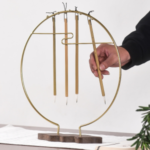 纯铜毛笔架子笔挂笔架鸡翅实木底坐圆形金祥云金属笔挂学生成人铁