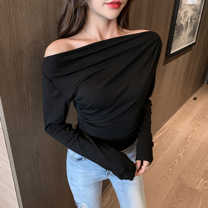 斜肩露锁骨上衣