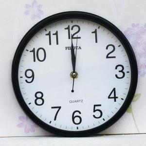 闹钟挂墙壁大厅