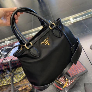 普拉达女包降落伞