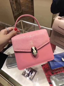 宝格丽包珍珠鱼皮