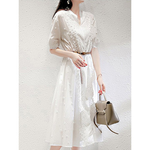 白色连衣裙女夏2024新款设计感小众气质赫本风中袖刺绣法式长裙子