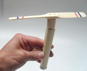 手工艺制作木质平衡竹蜻蜓拉线圆底座夹名片款手搓竹蜻蜓摆件玩具