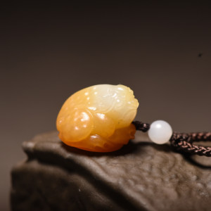 苏工新疆和田玉黄沁籽料金蟾挂件女士玉石黄玉吊坠蟾蜍小吊坠